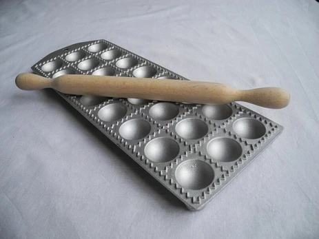 Aliumininė ravioli forma su kočėlu, 24 vnt.