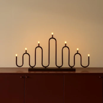 „Globen Lighting“ žvakidė „Noel 7“, bronzos spalvos, plotis 76 cm
