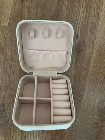 Papuošalų dėžutė, Baltas