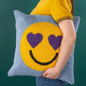 Heya Home Smile megzta pagalvėlė su plunksnomis