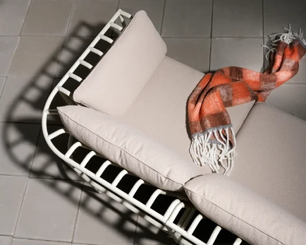 Lauko sofa Collier, trivietė, metalinė su pagalvėlėmis, balta