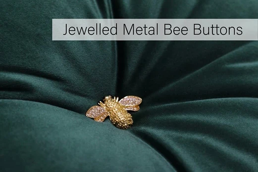Bumble stačiakampė dekoratyvinė pagalvėlė su bite – smaragdo žalumo – dirbtinio aksomo išvaizda ir pojūtis – papuoštos metalinės bitės sagos – užpildyta poliesteriu – 100 % poliesteris – 30 x 50 cm (12" x 20" coliai) – pagaminta Riva Paoletti