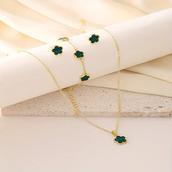 Auksinis pakabukas, Žalias trijų dalių kostiumas