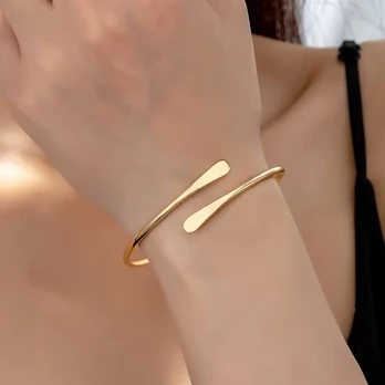 Elegantiška aukso spalvos minimalistinio dizaino apyrankė