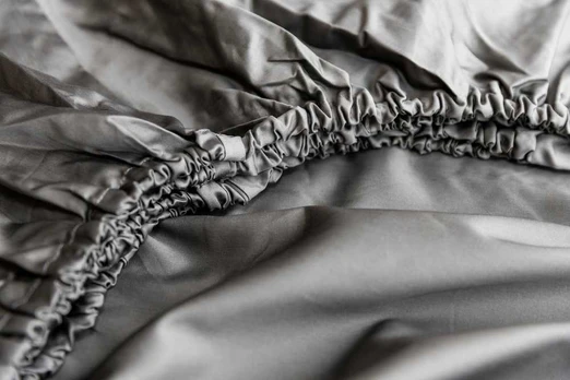 MIEGO GURU PREMIUM satino paklodė su guma “Ash Gray” (TC300) 90x200cm
