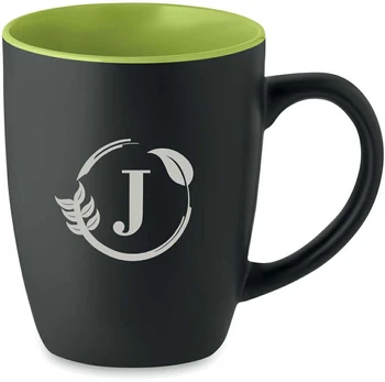 Graviruotas puodelis su "J" inicialu