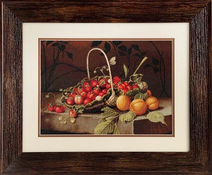 Basket with strawberries SG487