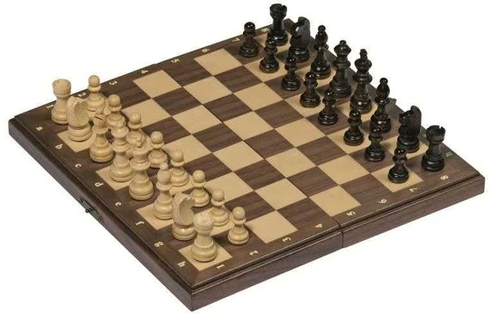 Magnetinės šachmatų figūrėlės atlenkiamame mediniame dėkle, Goki