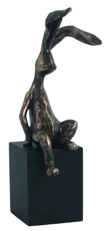 Triušis ant kubo. Aukštis: 17cm.