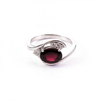 Sidabrinis žiedas su granatu