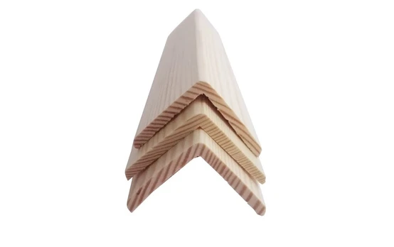 Apdailos kampas, pušies, 3 m x 38 mm