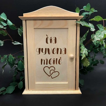 Medinė raktų dėžutė "Čia gyvena meilė"