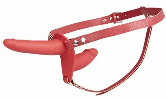 Real Safe Podwójny strap-on koloru czerwonego na szelkach