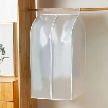 Užvalkalas ant drabužių spintoje