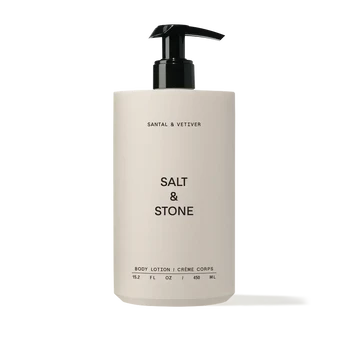 „Salt & Stone“ – kūno losjonas su santalu ir vetiveriu, 450 ml