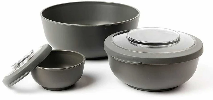 Amuse 3 miski su pokrywkami pilka