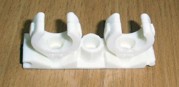 Laikiklis plastmasinis dvigubas 16mm