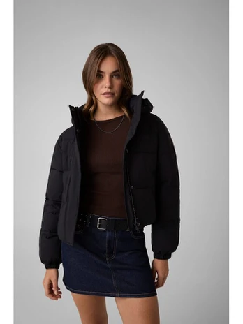 Guess Demisezoninė striukė 184817 Juoda Classic Fit