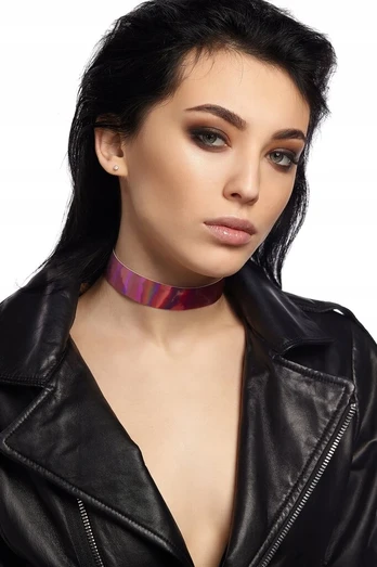 Rožinis vinilinis chokeris su širdimi moterims