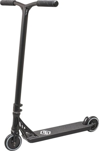 Triukinis paspirtukas Striker Essence Pro, juodas