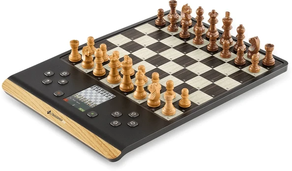 „Millennium Chess Genius Pro 2024 Wood Look“.