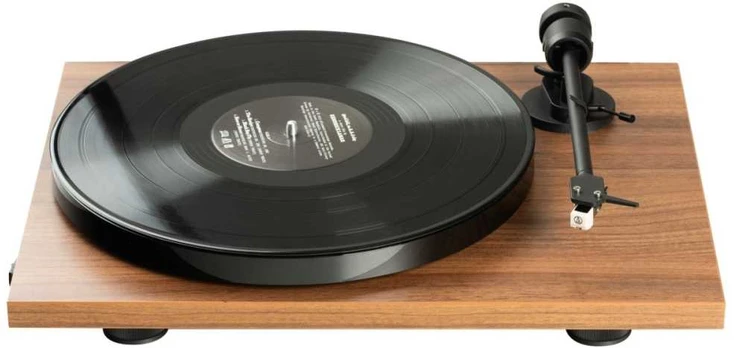„Pro-Ject E1“ patefonas su „Audio-Technica AT3600L Walnut“ galvute
