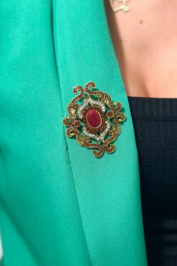 Sagė su raudona ir aukso spalvos detalėmis