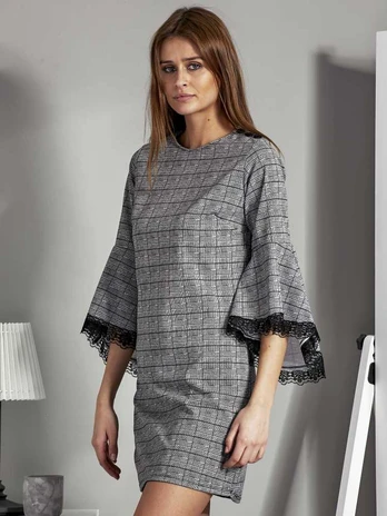 Juodai balta moteriška suknelė elegantiškam įvaizdžiui