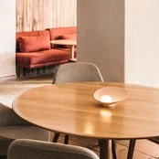 Vibia Musa 7402 LED stalo lempa, horizontali, lašišos spalvos