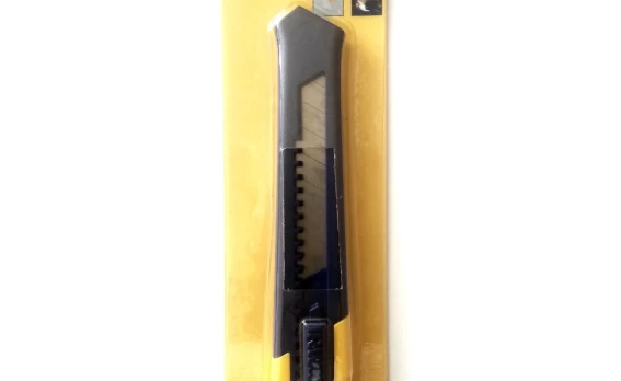Peilis plastikiniu korpusu IRWIN PROENTRY 18 mm.