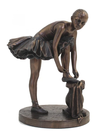 Balerina. Išmatavimai: 14x12x21cm.