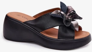 Juodos odinės basutės su platforma ir gėle Step in Style