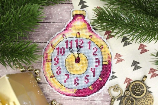 Christmas tree decoration. Clock SR-907