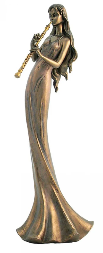 Dama su fleita. Aukštis: 35cm.