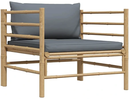 Sodo sofa su tamsiai pilkomis pagalvėlėmis, bambukas