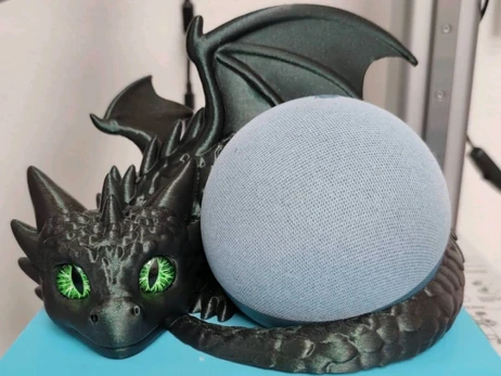 „Aleksos Drakono Sargas“ – laikiklis Amazon Alexa (Echo Dot/Echo Pop)