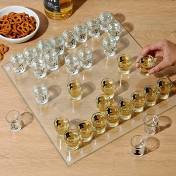 Stiklinė šachmatų lenta su stikliukais