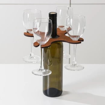 Ständer für Wein und vier Gläser