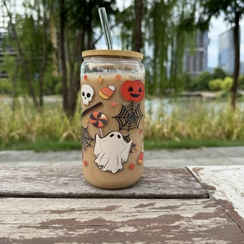 stiklinis puodelis su dangčiu, šiaudelis