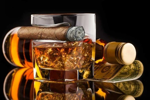 Stiklinė viskiui su cigaro laikikliu