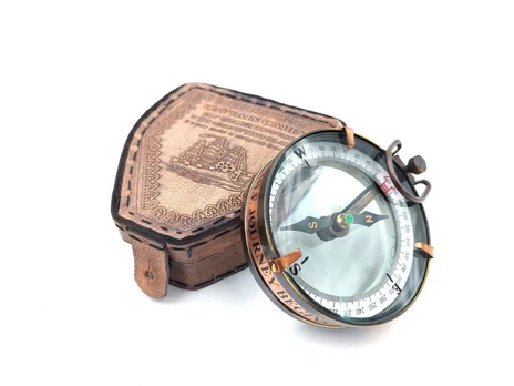 Magnetinis kompasas odiniame dėkle NC2929