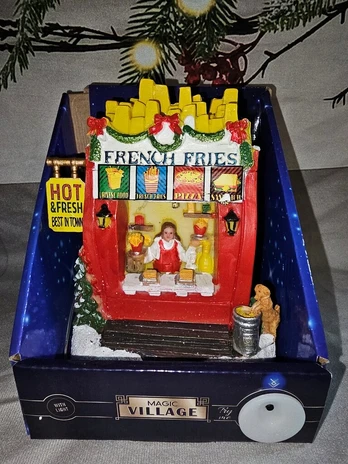 Šventinis kaimelis, bulvyčių parduotuvė su Led