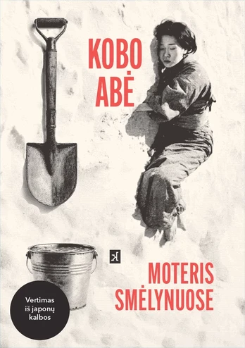 Moteris smėlynuose