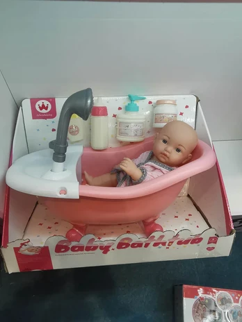 Doll with bathtub + accessories