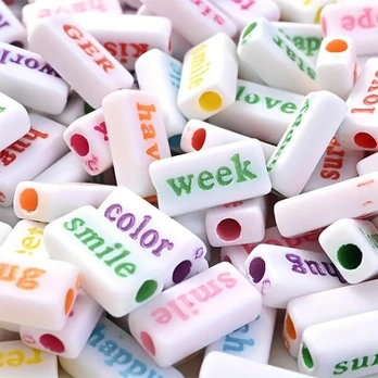 Raidžių karoliukai, White Background + Color Words