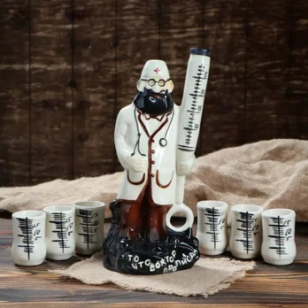 Genau das, was der Arzt verordnet hat – Flasche und Schnapsgläser in Form eines Arztes