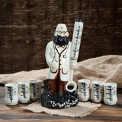 Genau das, was der Arzt verordnet hat – Flasche und Schnapsgläser in Form eines Arztes kaina
